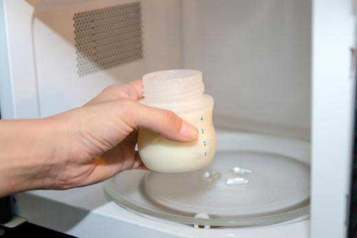 Pourquoi le micro-ondes est fortement déconseillé pour réchauffer le lait maternel