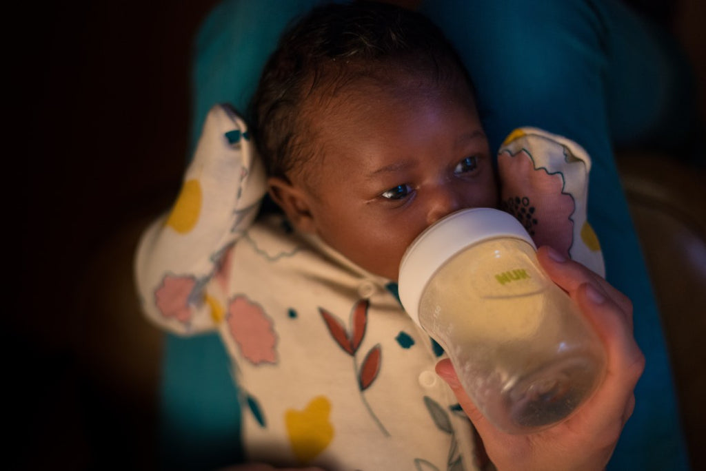De l’allaitement au biberon, nos conseils pour une transition réussie